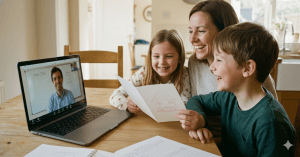 Parent et enfant découvrant un cadeau de séances de tutorat en ligne pour le soutien scolaire au Québec.